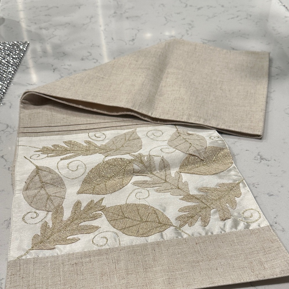 Elegant Beige and Gold Table Runner EUC